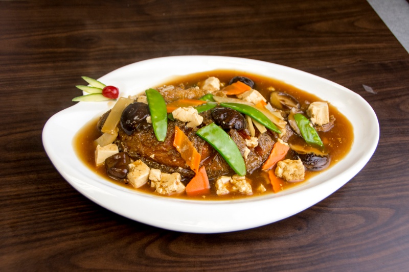 f02. braised whole fish with tofu 红烧豆腐活鱼